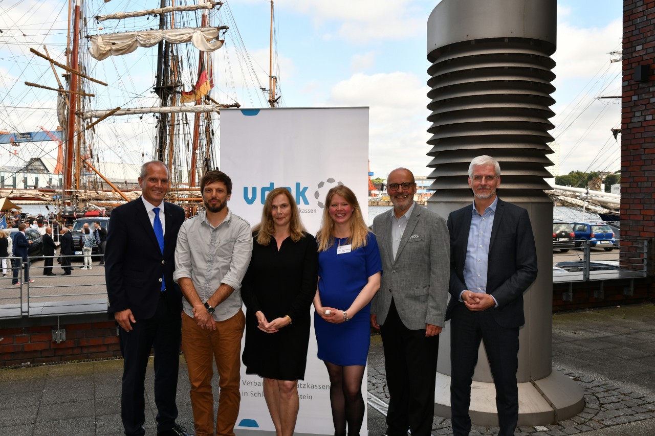 Die Referenten bzw. Diskussionsteilnehmer zusammen mit dem Gastgeber (v. l. n. r.): Armin Tank (Leiter der vdek-Landesvertretung), Michael Kraus, (Gesundheitsplaner der Stadt Flensburg), Corinna Ippig, (AWO Lensahn), Katrin Meyer-Sander (vdek), Prof. Dr. Reiner Hanewinkel (IFT-Nord), Sebastian Ziemann (vdek).