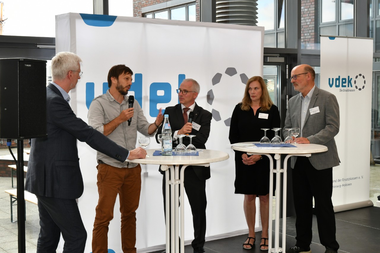 In der Diskussionsrunde kamen die Praktiker ausf&uuml;hrlich zu Wort. Hier berichtet Michael Kraus, Gesundheitsplaner der Stadt Flensburg (2. v. l.), engagiert und anschaulich von Erfolgen und Problemen im Rahmen seiner langj&auml;hrigen Pr&auml;ventionsarbeit in der F&ouml;rdestadt.
