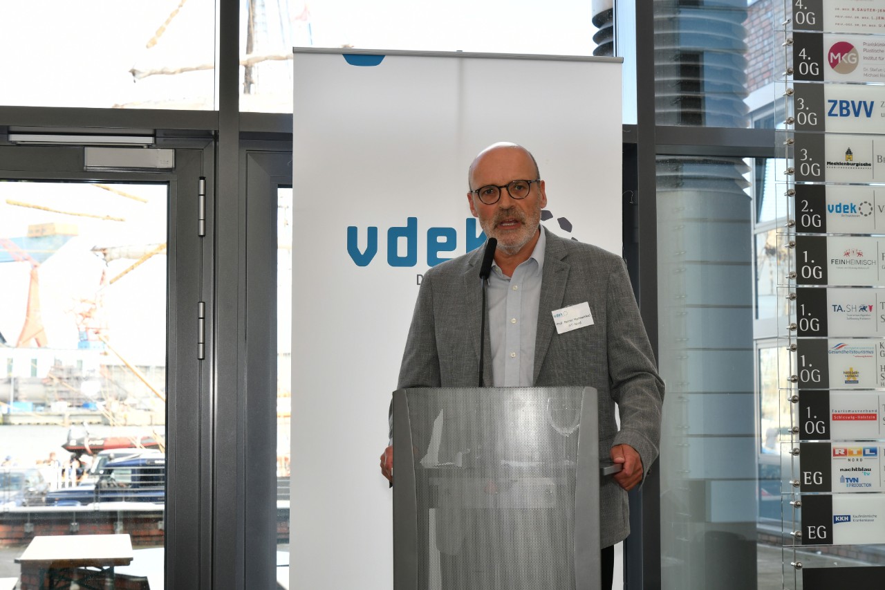 Prof. Dr. Reiner Hanewinkel, Leiter des Instituts f&uuml;r Therapie- und Gesundheitsforschung, ITF-Nord in Kiel, f&uuml;hrte ein ins Thema &bdquo;Pr&auml;vention&ldquo;.