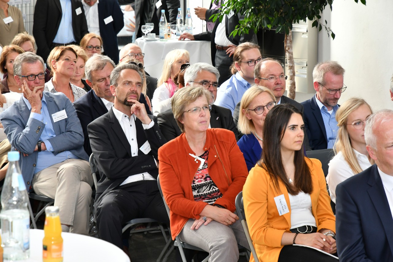 Etwa 75 G&auml;ste aus den verschiedensten Bereichen des Gesundheitswesens waren zu den Gespr&auml;chen am Wasser der vdek-Landesvertretung Schleswig-Holstein in den Sell-Speicher gekommen &hellip; 