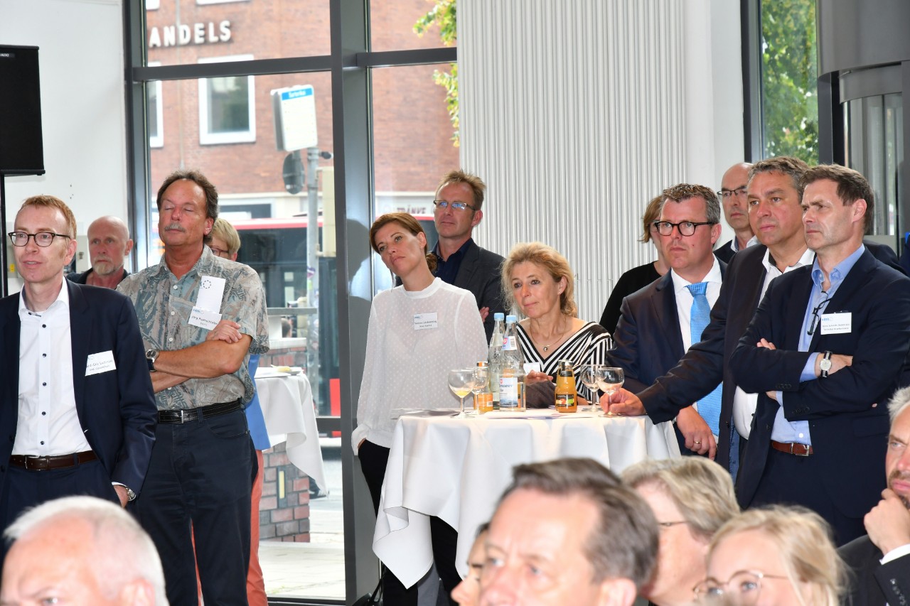 &hellip; und verfolgten interessiert die Ausf&uuml;hrungen auf dem Podium.