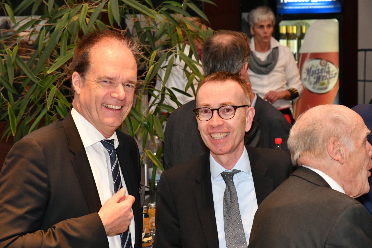 Z&auml;hne zeigen oder einfach nur gute Laune beim vdek-Neujahrsempfang? Dr. Michael Diercks (Vorstandsvorsitzender der KZV-SH, links) im fr&ouml;hlichen Austausch mit Cord-Eric Lubinski (Leiter der Landesvertretung der DAK-Gesundheit).