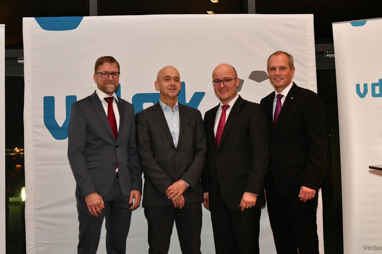 Die Teilnehmer der Diskussionsrunde mit dem Gastgeber (v.l.n.r.): Markus Baal (vdek), Patrick Reimund (KGSH), Prof. Dr. Bosco Lehr (Hochschule Flensburg) und Armin Tank (Leiter der vdek-Landesvertretung)