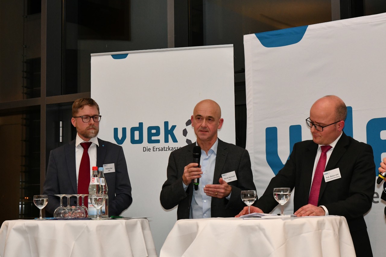 In der anschlie&szlig;enden Diskussion gab es einen munteren Wechsel von Einigkeit und offenem Widerspruch zwischen Patrick Reimund (KGSG, Mitte) und Markus Baal (vdek, links)
