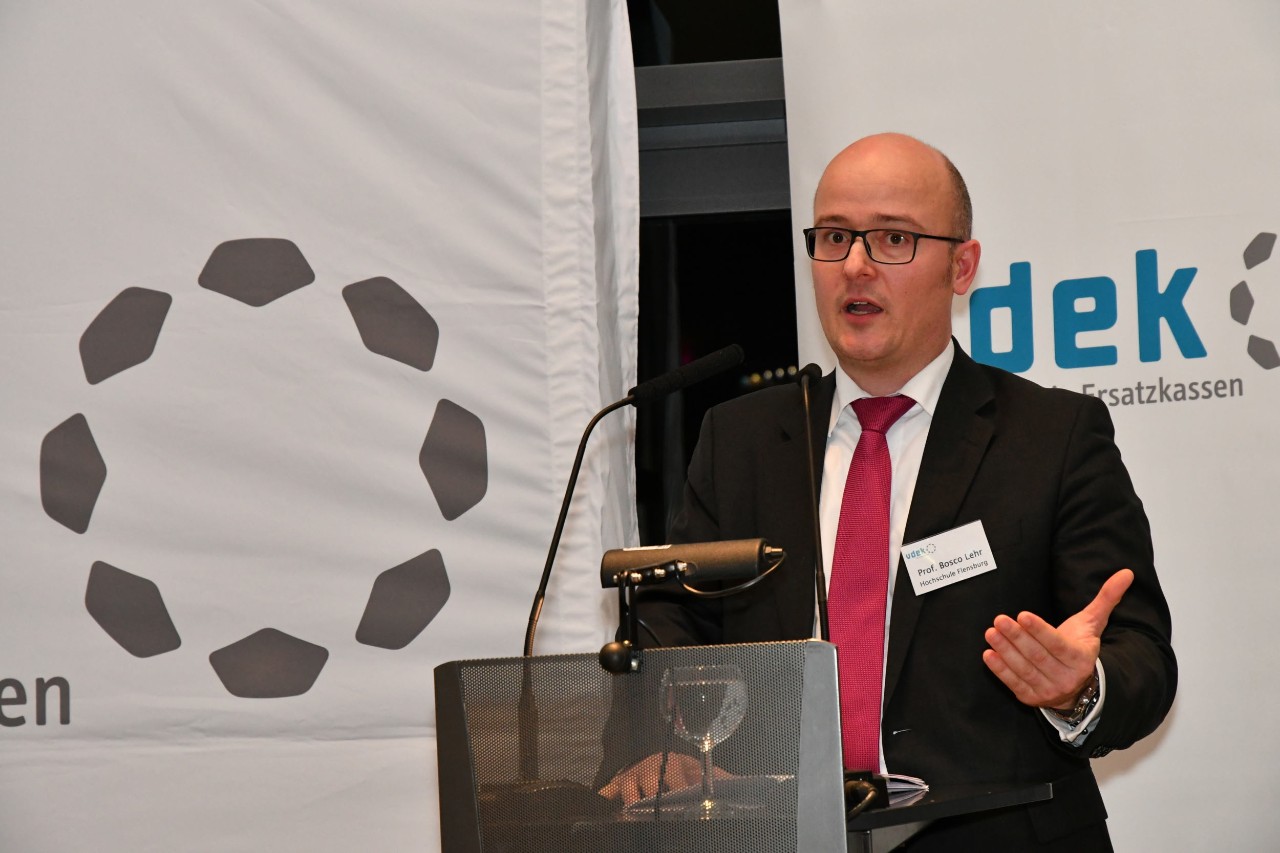 Prof. Dr. Bosco Lehr von der Hochschule Flensburg f&uuml;hrte inhaltlich in das Thema des Abends ein und blickte dabei auch &uuml;ber den Tellerrand: In einem kleinen Exkurs beschrieb er, wie die Notfallversorgung bei unseren n&ouml;rdlichen Nachbarn in D&auml;nemark organisiert ist.