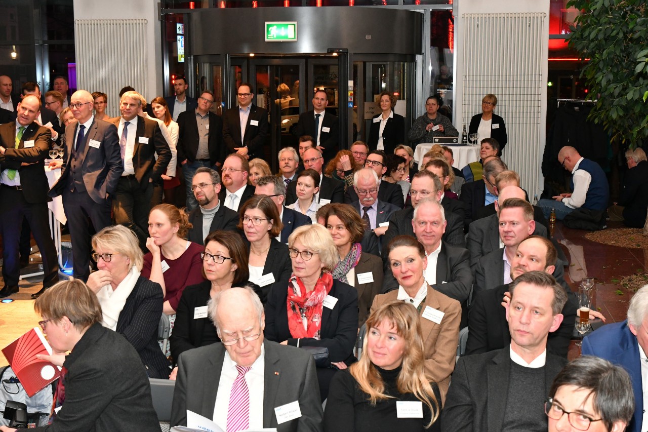 Mit rund 100 G&auml;sten war das Foyer des Sell-Speichers auch dieses Mal wieder gut gef&uuml;llt.