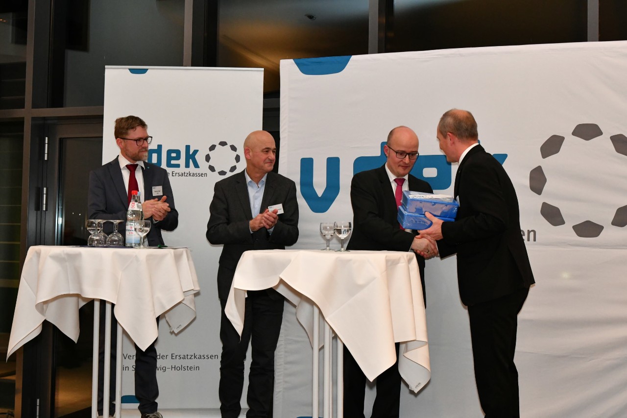 Am Ende der Veranstaltung bedankte sich Armin Tank als Verbands-Vertreter bei den Protagonisten des Abends mit einem Verbandskasten f&uuml;r die pers&ouml;nliche Notfallversorgung.