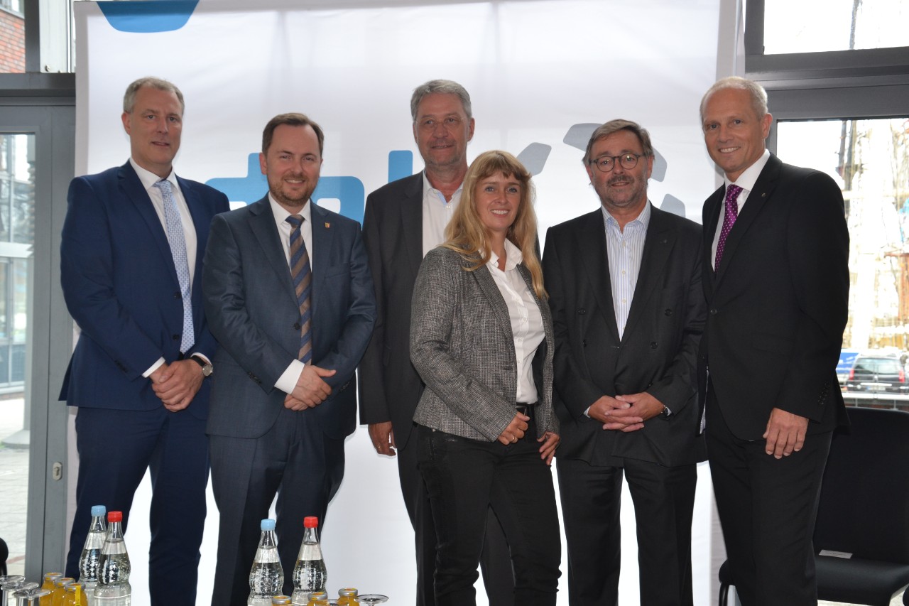 Die Teilnehmer der Diskussionsrunde: Mathias Steinbuck (Landesvorsitzender des bpa), Dr. Matthias Badenhop (Staatssekret&auml;r im Sozialministerium), Uwe Klemens (Verbandsvorsitzender des vdek), Patricia Drube (Pr&auml;sidentin der Pflegeberufekammer Schleswig-Holstein), Bernhard Ziegler (Direktor des Klinikums Itzehoe und Vorsitzender des Interessenverbandes kommunaler Krankenh&auml;user) mit Gastgeber Armin Tank (von links nach rechts)