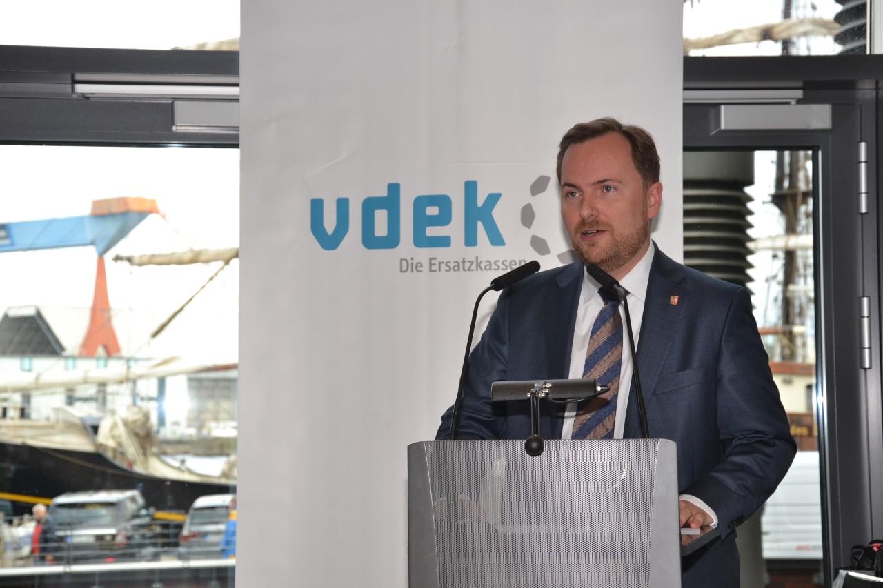 Staatssekret&auml;r Dr. Matthias Badenhop betonte, die Besetzung der fehlenden Stellen im Pflegebereich sei eine gr&ouml;&szlig;ere Herausforderung als deren Finanzierung. 