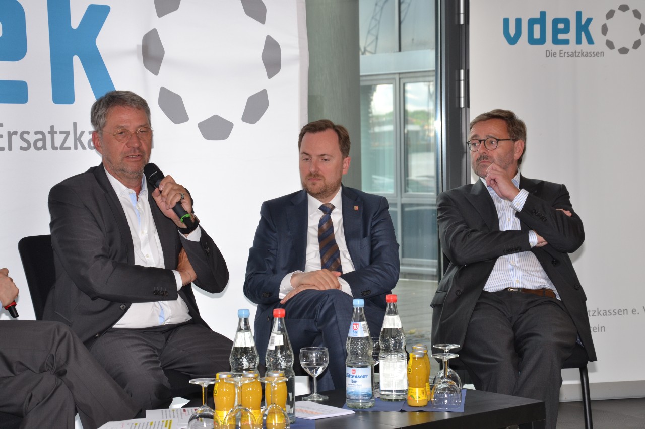 Uwe Klemens beklagte in der Diskussion, dass die Pflege und die in der Pflege T&auml;tigen in der Gesellschaft immer noch ein zu niedriges Ansehen h&auml;tten.
