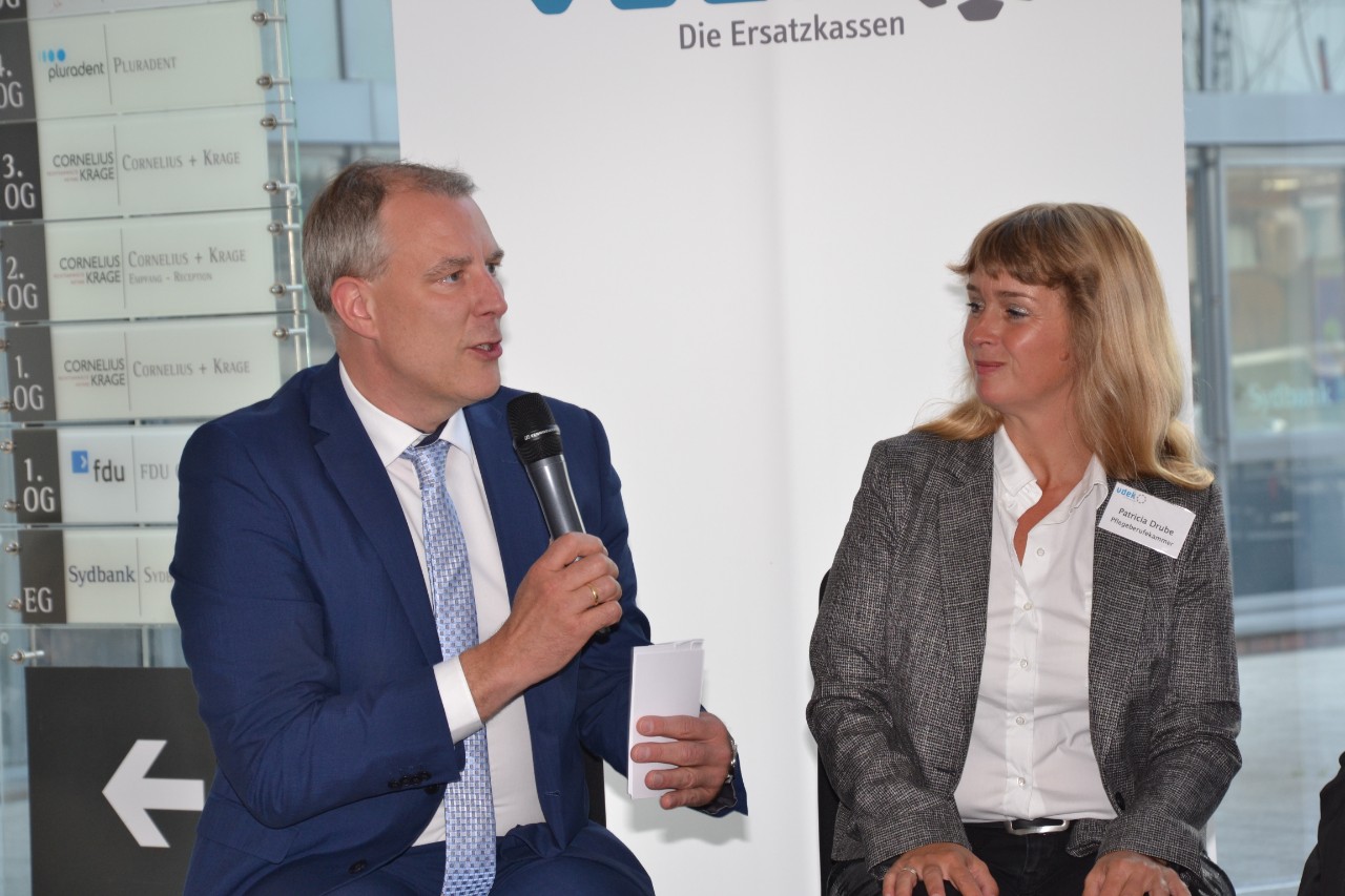 Mathias Steinbuck vom bpa und die Pr&auml;sidentin der Pflegeberufekammer Schleswig-Holstein, Patricia Drube, berichteten aus ihrer Erfahrung, dass die beruflich Pflegenden vor allem von den Pflegebed&uuml;rftigen und deren Angeh&ouml;rigen durchaus hohe Wertsch&auml;tzung und Anerkennung erf&uuml;hren.