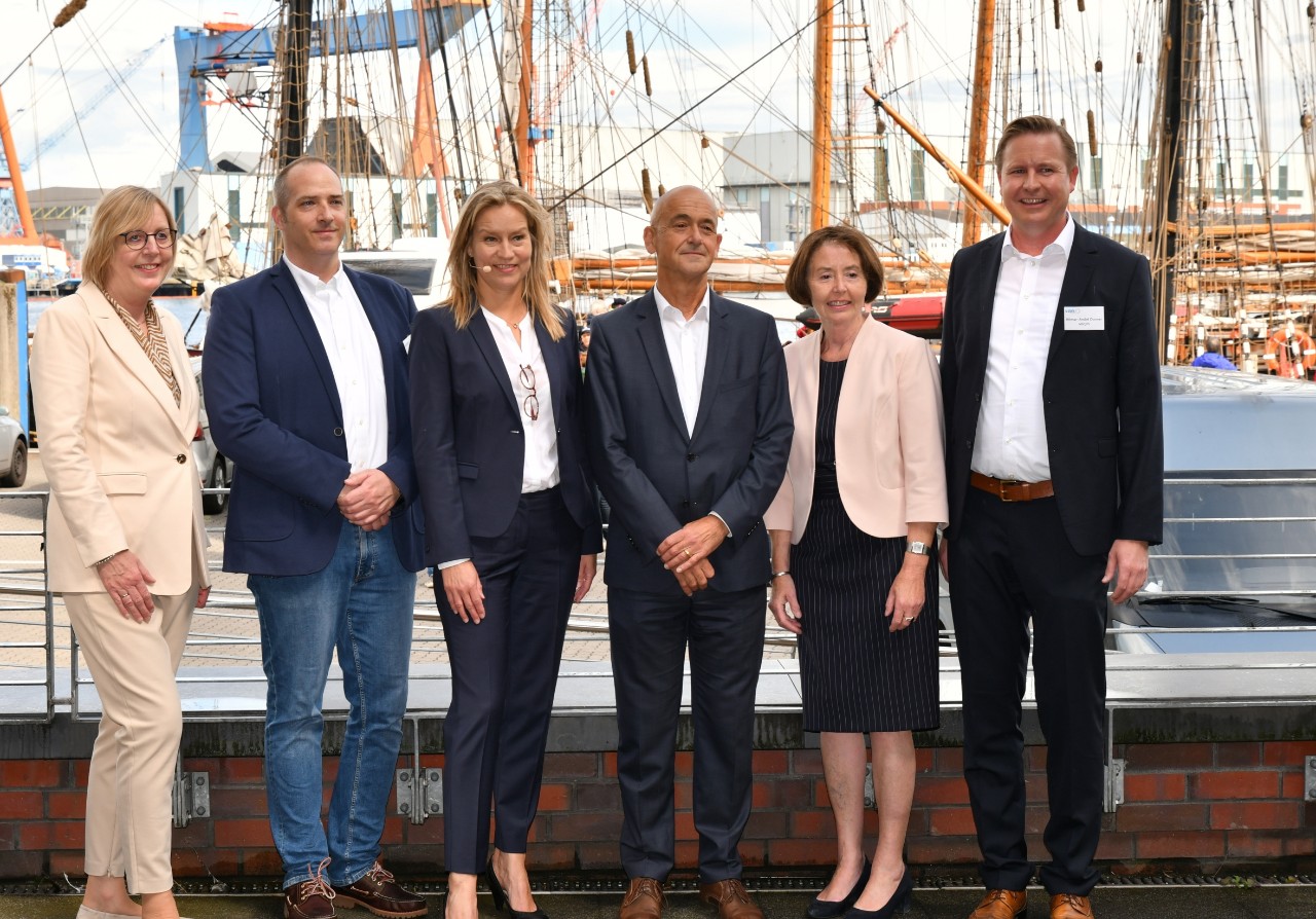 Endlich wieder Kieler Woche &ndash; endlich wieder &bdquo;Gespr&auml;che am Wasser&ldquo; Auf der Veranstaltung im Sell Speicher am Ufer der Kieler F&ouml;rde warb der vdek bei Vertretern der &Auml;rzte und Krankenh&auml;user, aus dem Ministerium und der Wissenschaft f&uuml;r sein Konzept der Regionalen Gesundheitszentren (RGZ)