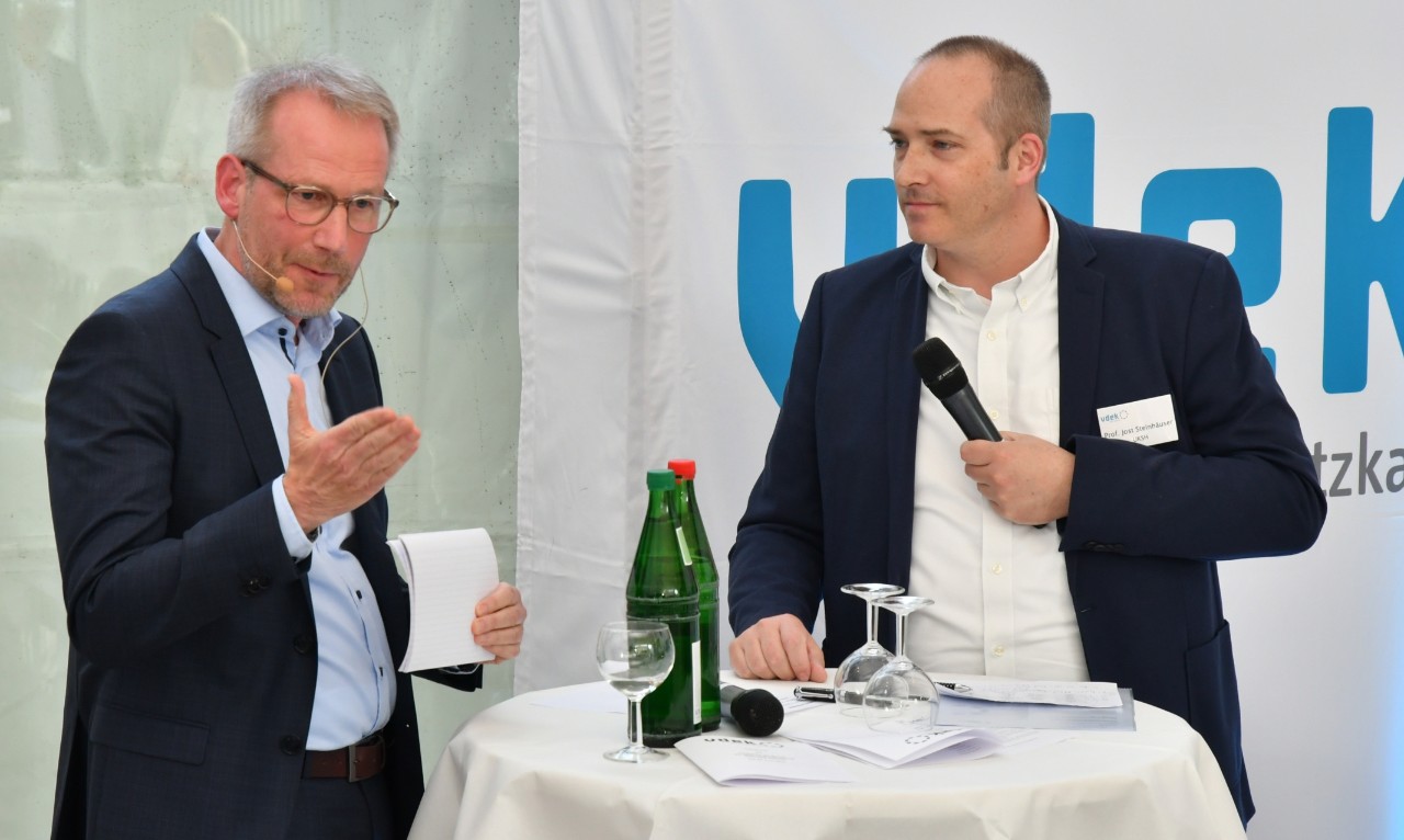 Junge &Auml;rztinnen und &Auml;rzte wollen Interprofessionalit&auml;t und Arbeit im Team&ldquo;, sagt Prof. Dr. Jost Steinh&auml;user von der Universit&auml;t L&uuml;beck im Talk mit Moderator Dirk Schnack. Das passe gut zum vdek-Konzept der Regionalen Gesundheitszentren. Offen sei allerdings u. a. die Frage, welche Standorte f&uuml;r ein RGZ geeignet sind, so Steinh&auml;user.