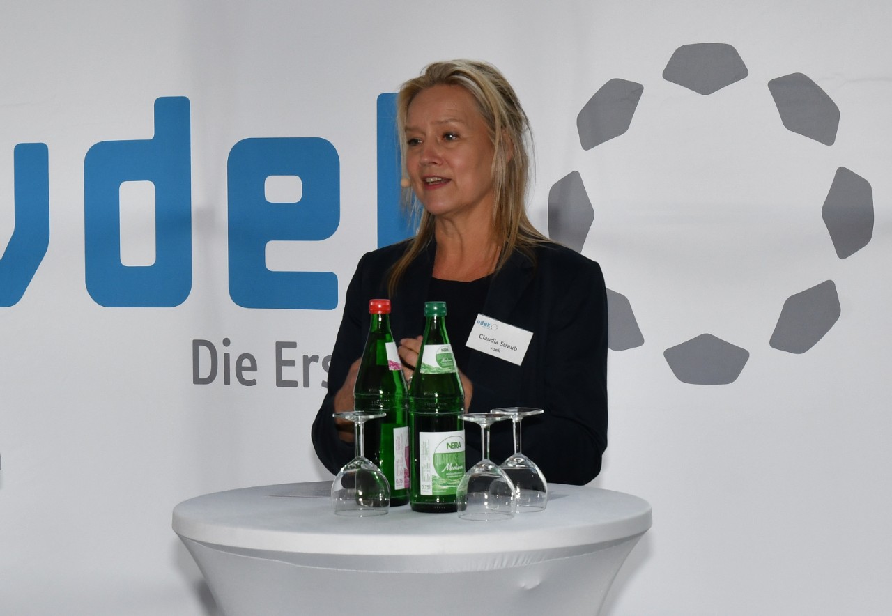 Claudia Straub, die Leiterin der vdek-Landesvertretung Schleswig-Holstein, begr&uuml;&szlig;te die G&auml;ste der Gespr&auml;che am Wasser zur Kieler Woche 2025 im Sell-Speicher.