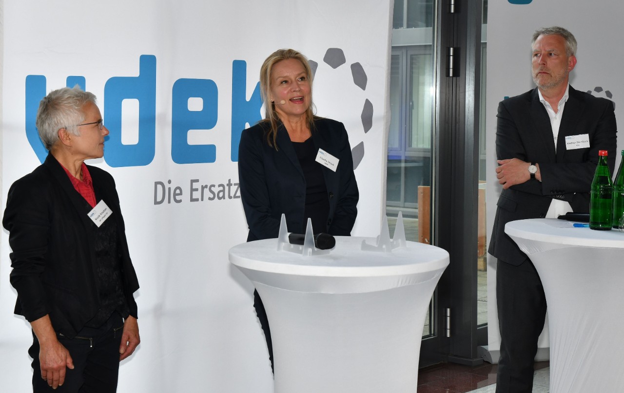 Nicole Knudsen von &quot;wir pflegen Schleswig-Holstein&quot; und Mathias Steinbuck vom bpa h&ouml;ren den Ausf&uuml;hrungen von vdek-Landeschefin Claudia Straub zu.