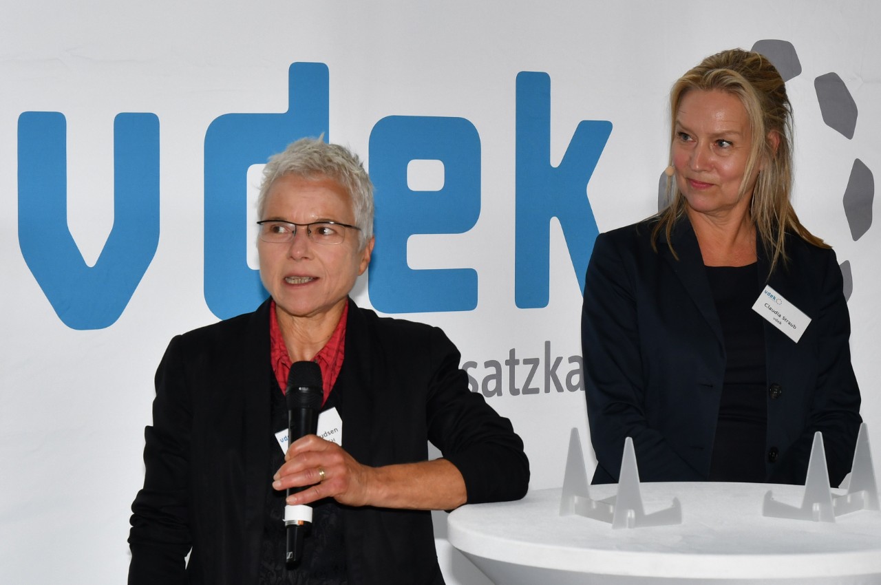Nicole Knudsen von &quot;wir pflegen Schleswig-Holstein&quot; vertritt die Interessen der pflegenden Angeh&ouml;rigen. Claudia Straub vom vdek h&ouml;rt zu.