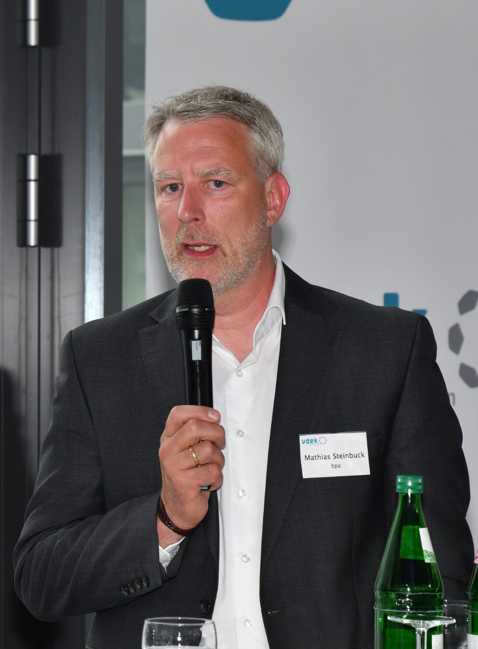 Mathias Steinbuck vom bpa rief die Politiker in Berlin zu mehr Ehrlichkeit mit Blick auf die Kosten und die Finanzierung der Pflege auf.