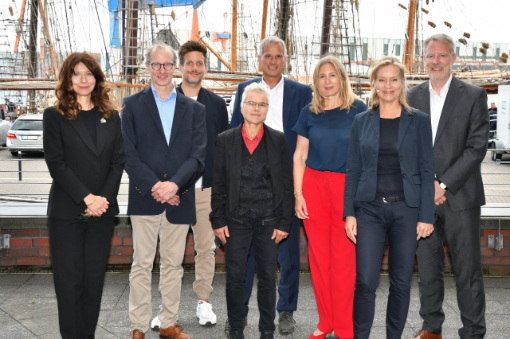 Gespräche am Wasser zur Kieler Woche 2025 - Referenten vor Schiff