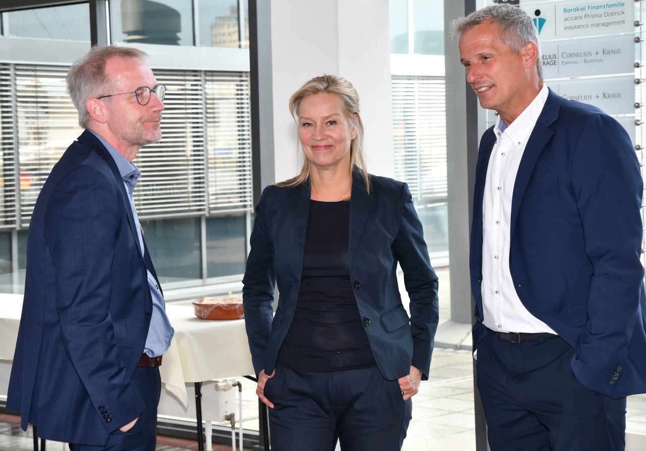 Claudia Straub und Sven Peetz (beide vdek) im Austausch mit Moderator Dirk Schnack (links).