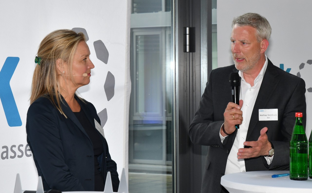 Claudia Straub (vdek) und Mathias Steinbuck (bpa) diskutierten engagiert &uuml;ber die Zukunft der Pflegeversicherung.