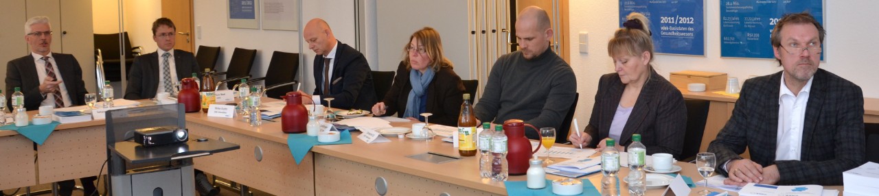 Teilnehmer des Presseseminars 2016 sitzen an einem Tisch