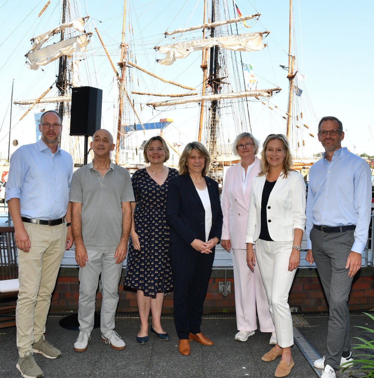 Die Protagonisten der Gespräche am Wasser 2026 (v.l.n.r.): Dr. Sebastian Irmer (niedergelassener Internist), Patrick Reimund (KGSH), Prof. Dr. Iris Kesternich (HCHE), Gesundheitsministerin Prof. Dr. Kerstin von der Decken, Bettina Schultz (KVSH), Claudia Straub (vdek), Axel Post (Klinik Manhagen)