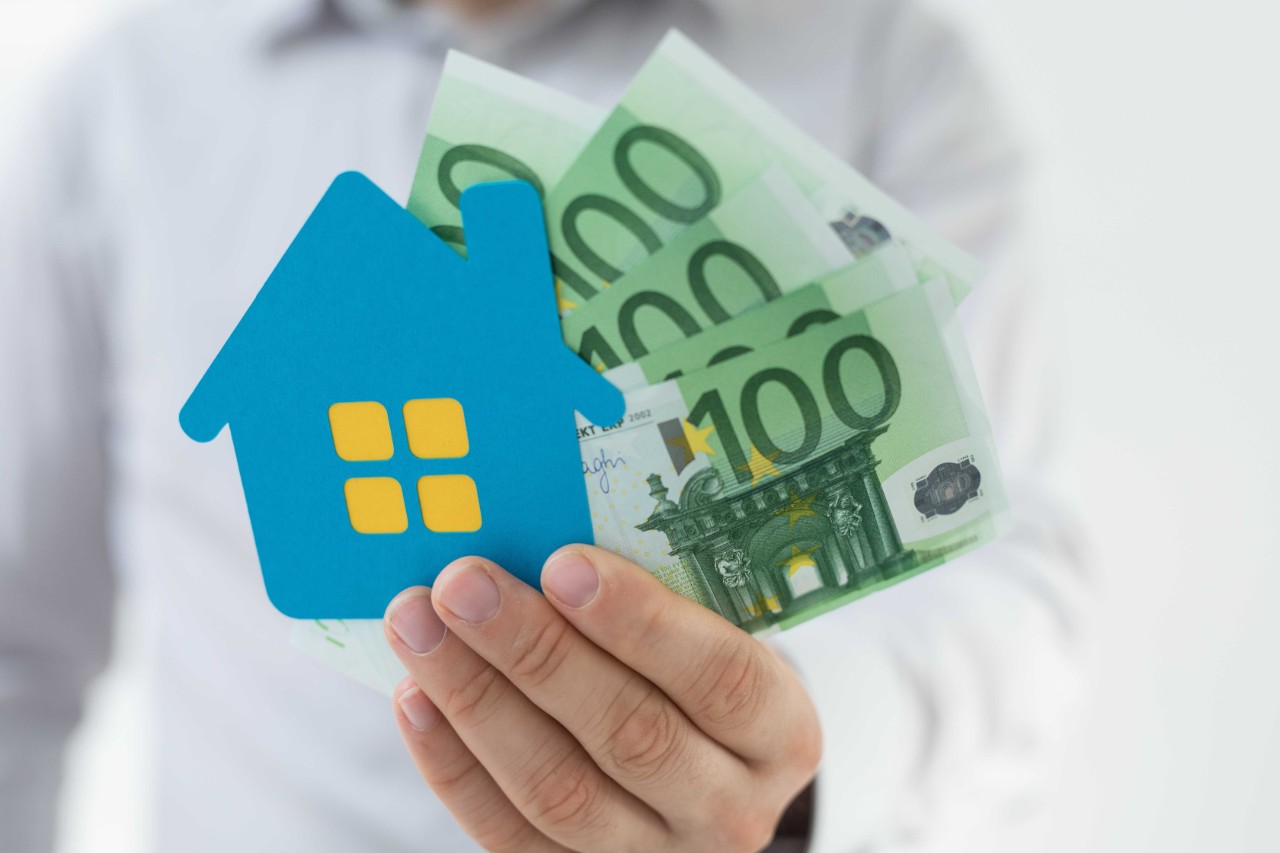 haus in hand mit geld haus in hand mit geld