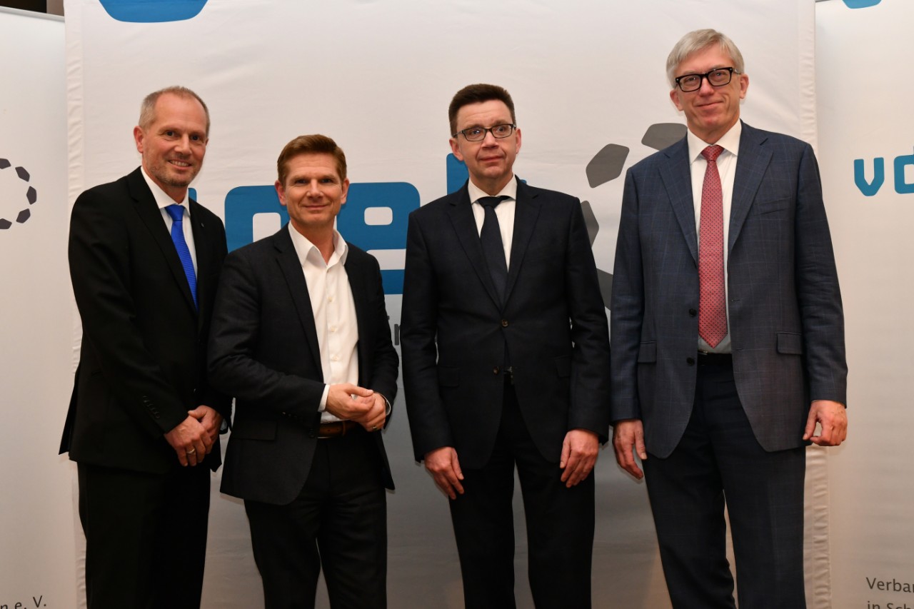 Auf Einladung von vdek-Landeschef Armin Tank diskutierten Gesundheitsminister Dr. Heiner Garg, Stefan W&ouml;hrmann aus der Verbandszentrale des vdek und der Gesundheits&ouml;konom Prof. Dr. Thomas Mansky &uuml;ber ihre Vorstellungen und Erwartungen an die k&uuml;nftige Krankenhauslandschaft (v.l.n.r.).