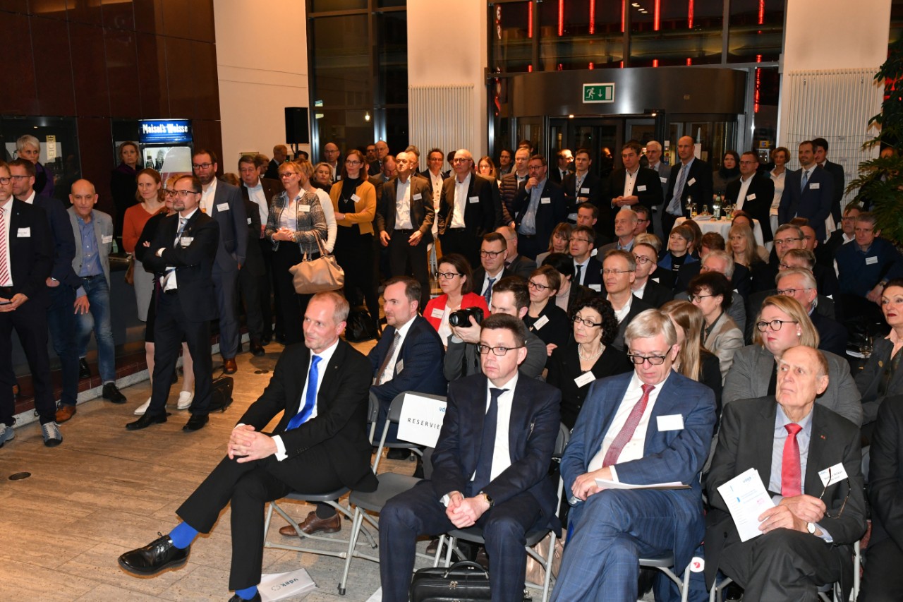 &quot;Full House&quot;: Das Thema der Veranstaltung und die Referenten des Abends hatten rund 120 G&auml;ste in den Sell-Speicher gelockt ...