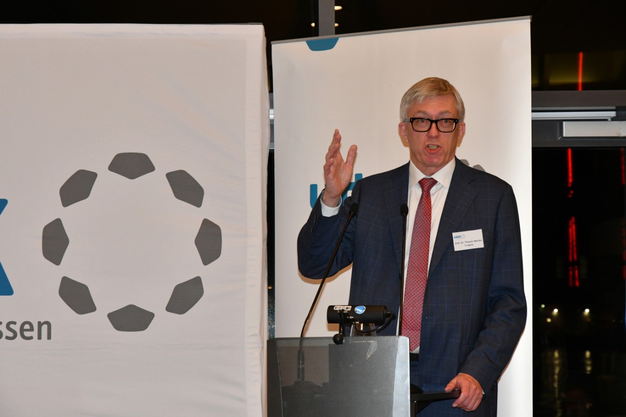 Prof. Dr. Thomas Mansky kritisierte die bestehenden Krankenhausstrukturen und forderte einen radikalen Umbau der Kliniklandschaft. Eine Verg&uuml;tungsreform, wie Garg sie anregte, w&uuml;rde das Problem aus Manskys Sicht nicht l&ouml;sen, sondern die bestehenden Strukturen erhalten, die er als nicht zukunftsf&auml;hig bezeichnete.
