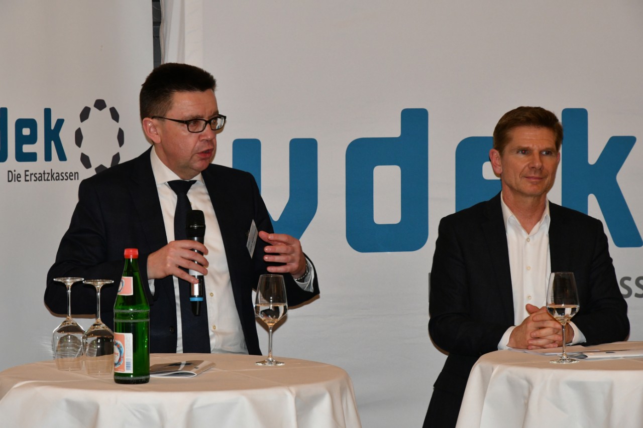 Stefan W&ouml;hrmann (links), Abteilungsleiter &quot;Station&auml;re Versorgung&quot; in der Verbandszentrale des vdek in Berlin, bem&auml;ngelte den fehlenden Willen in den L&auml;ndern f&uuml;r einen Strukturwandel.