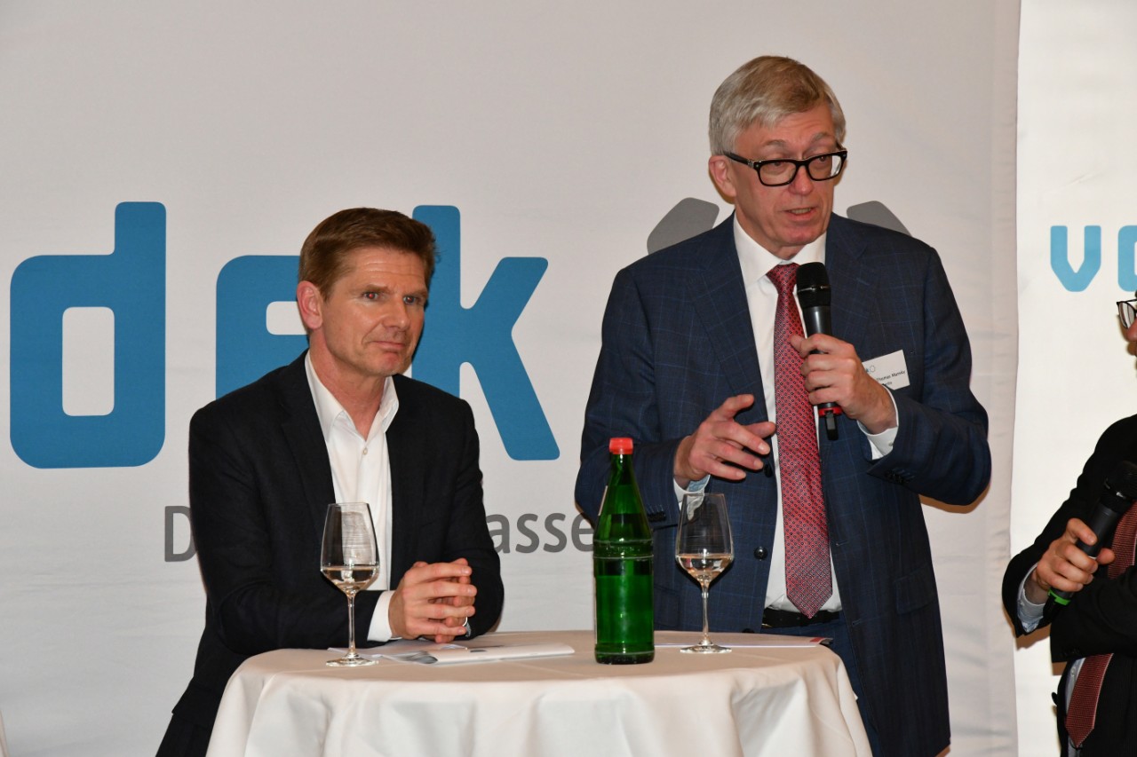 Wie sieht die Krankenhauslandschaft in zehn Jahren aus? Prof. Mansky (rechts) ist pessimistisch und erwartet, dass auch dann noch in den bestehenden Strukturen weiter &quot;herumgewurstelt&quot; wird. Dagegen rechnet Minister Garg damit, dass es bis dahin grundlegende Ver&auml;nderungen geben wird.