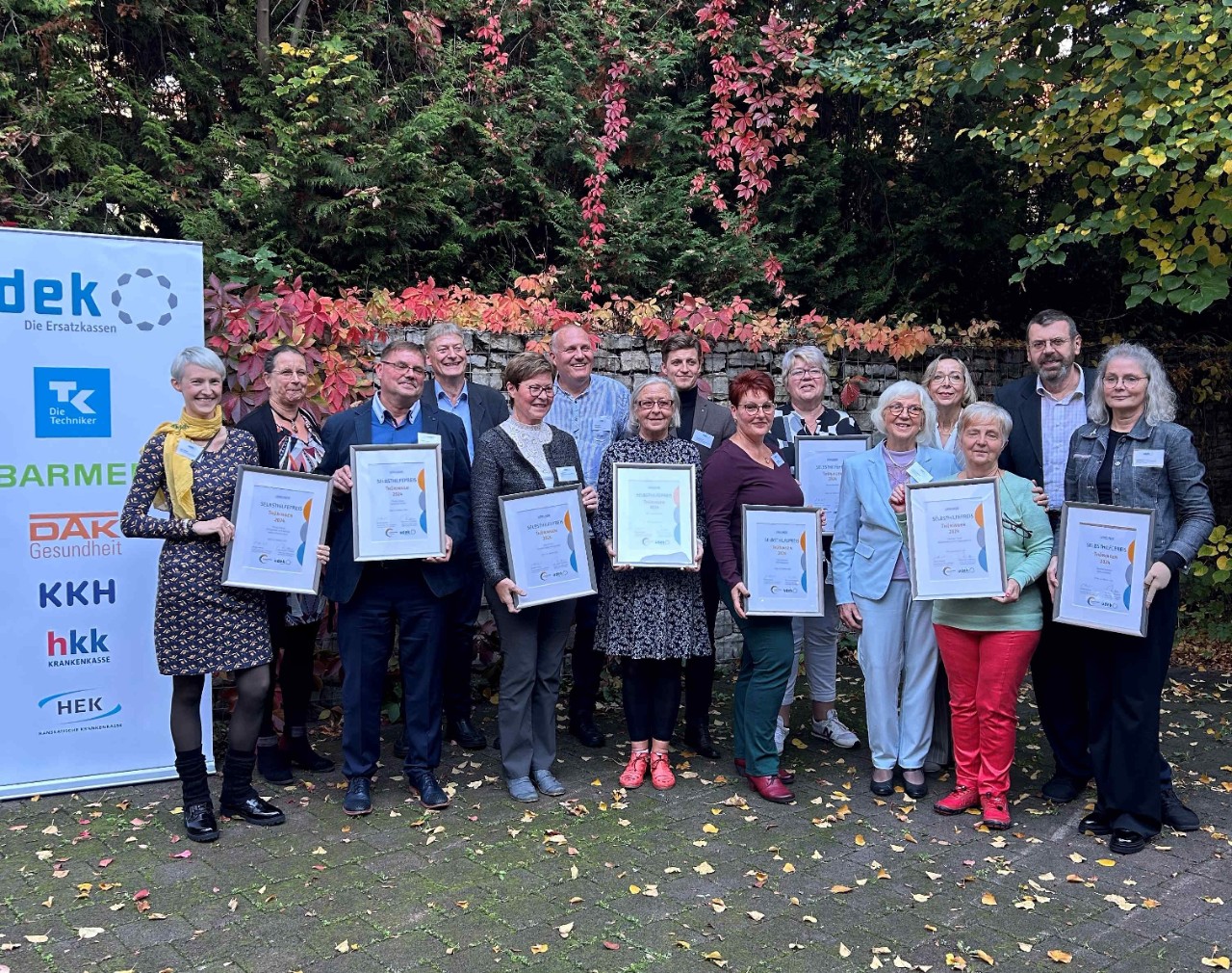 Gruppenfoto mit den Preistr&auml;gerinnen und Preistr&auml;gern des Selbsthilfepreises
