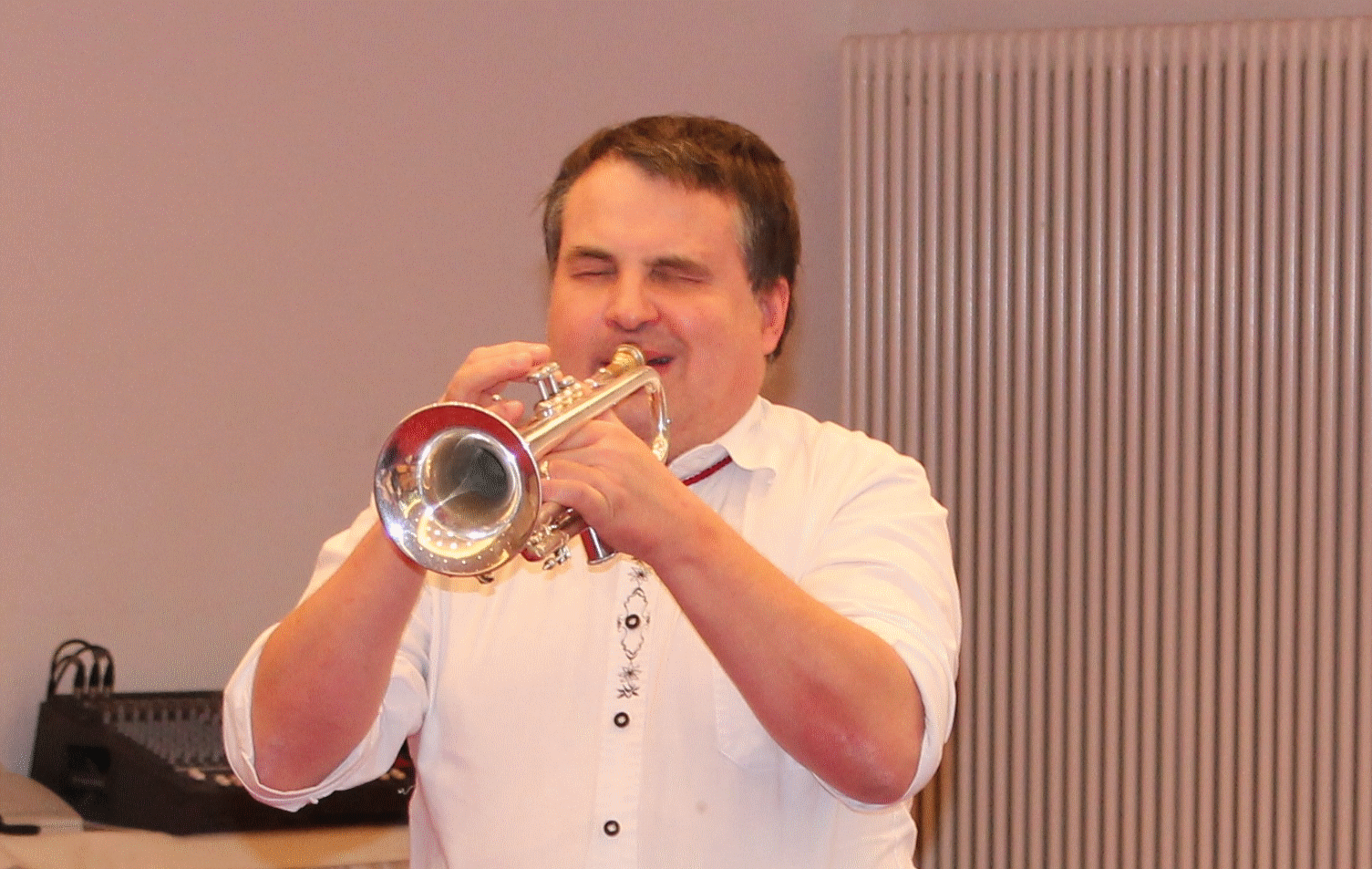 der blinde Gisbert M&uuml;ller begeisterte die Anwesenden mit seinem Trompetenspiel