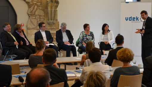 Blick aus dem Publikum auf das Podium der Veranstaltung