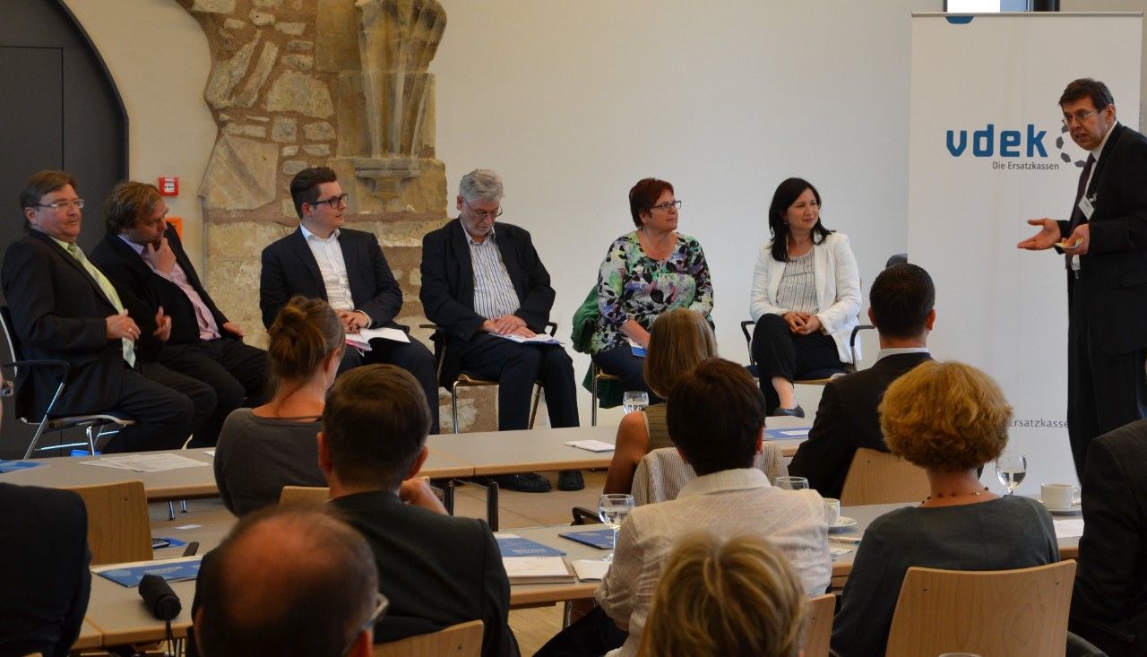 Blick aus dem Publikum auf das Podium der Veranstaltung Blick aus dem Publikum auf das Podium der Veranstaltung