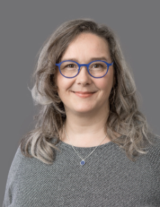 Frau mit Grauem Pulli und Blauer Brille, Gesundheitsministerin Heike Werner