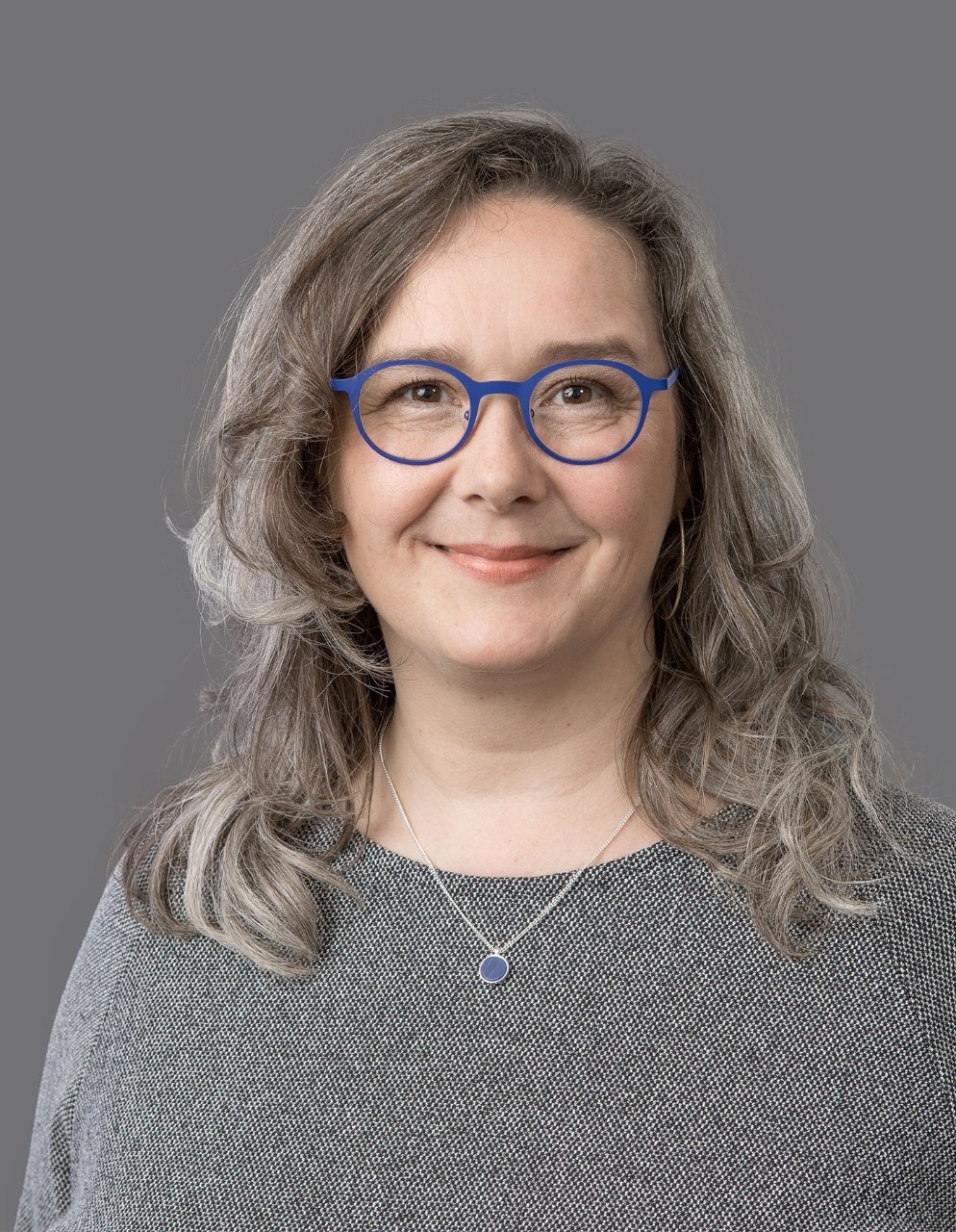 Frau mit Grauem Pulli und Blauer Brille, Gesundheitsministerin Heike Werner Frau mit Grauem Pulli und Blauer Brille, Gesundheitsministerin Heike Werner