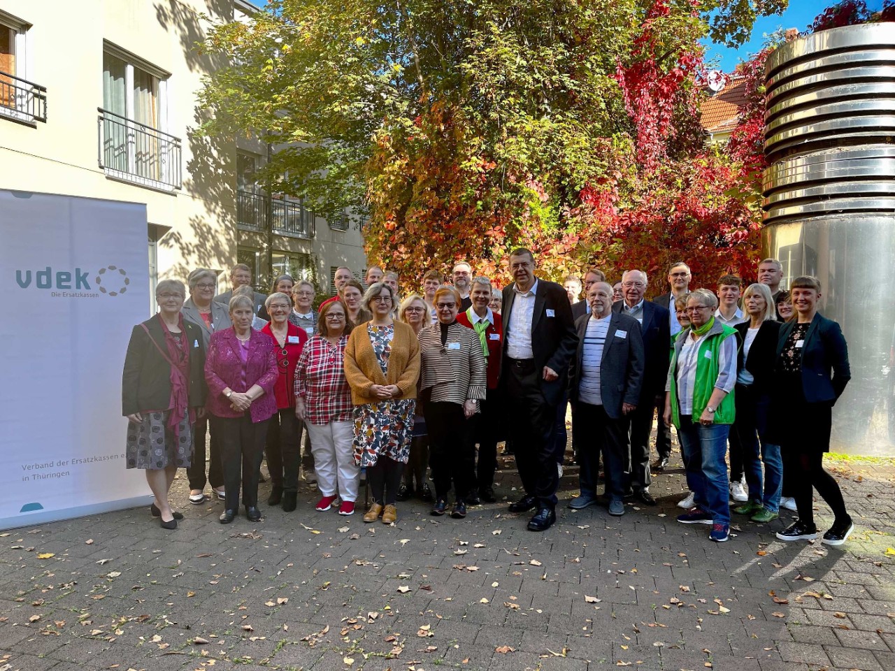 Gruppenfoto mit den Preistr&auml;gerinnen und Preistr&auml;gern sowie v.l.n.r.  Gesundheitsministerin Heike Werner, Dr. Annette Rommel (KVT), Christina R&uuml;mpel (KKH), Dr. Arnim Findeklee (vdek), Mario Grothe (vdek), Gabriele Wiesner (IKOS Jena), Franziska Peyerl (vdek)