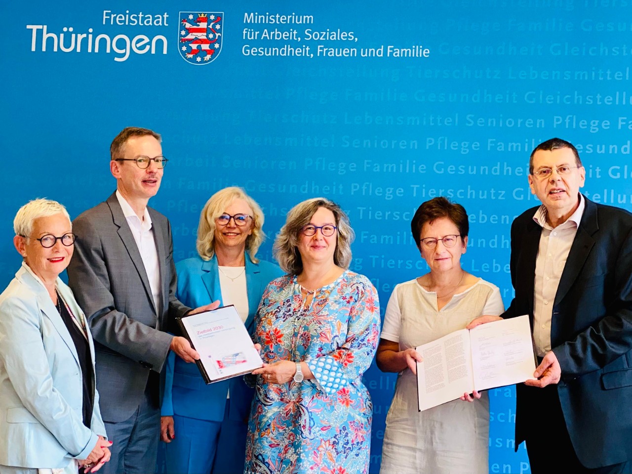 Gruppenfoto mit Personen, die das Zielbild 2030 in der Hand halten Gruppenfoto mit Personen, die das Zielbild 2030 in der Hand halten