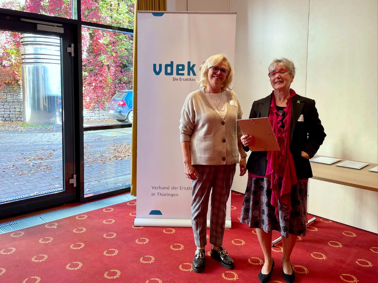 Preis&uuml;bergabe an Annette Romankiewicz, SHG Angeh&ouml;rige psychisch erkrankter Menschen durch Dr. Annette Rommel von der Kassen&auml;rztlichen Vereinigung Th&uuml;ringen