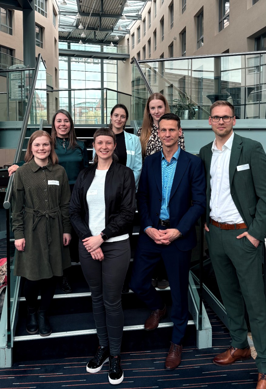 Sieben Menschen an einer Treppe