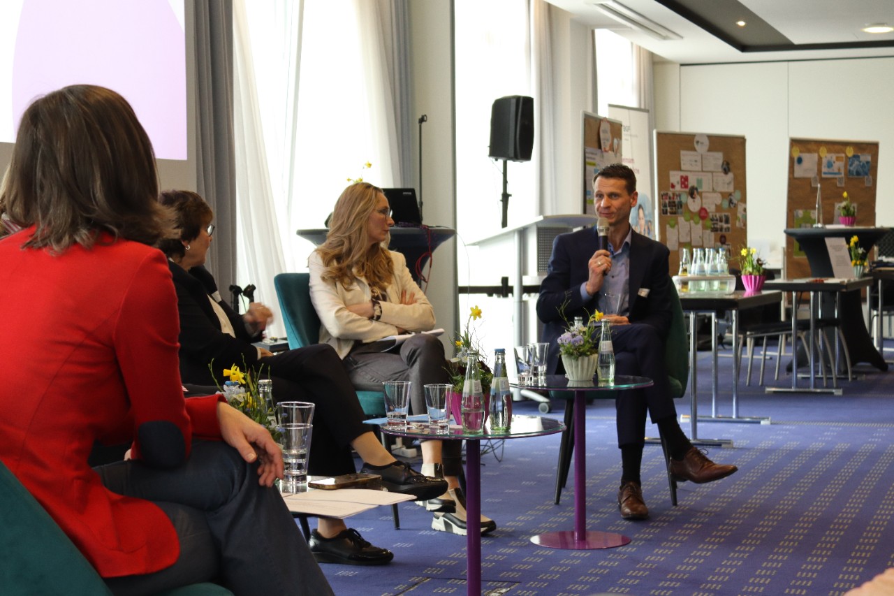 Ein Mann spricht ins Mikrofon