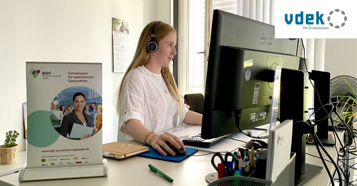 Eine Frau am PC