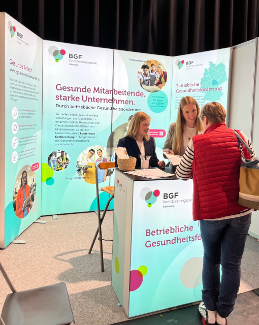 Drei Frauen am Messestand