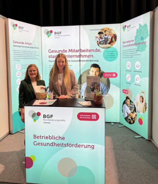 Zwei Frauen am Messestand