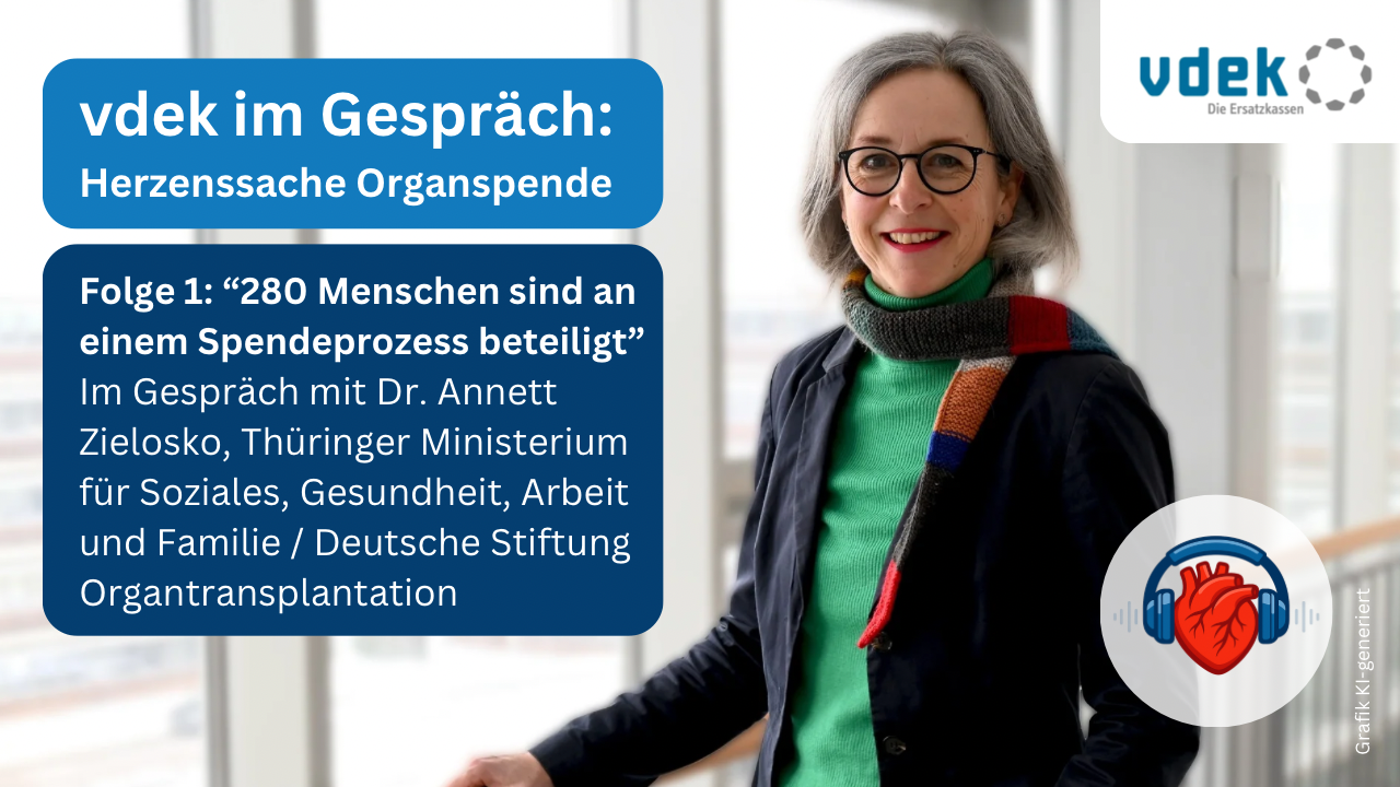 Eine Frau steht am Fenster