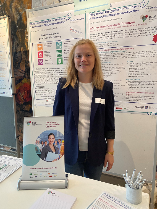 Eine Frau vor einer Infotafel