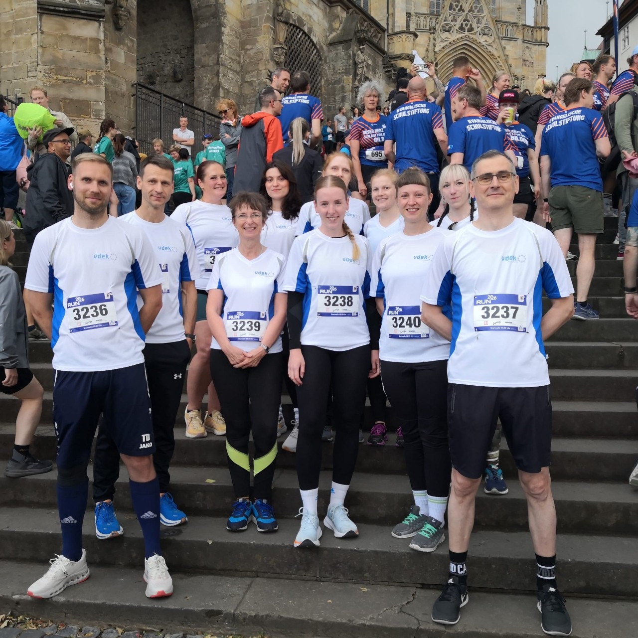 Elf Menschen im Trikot