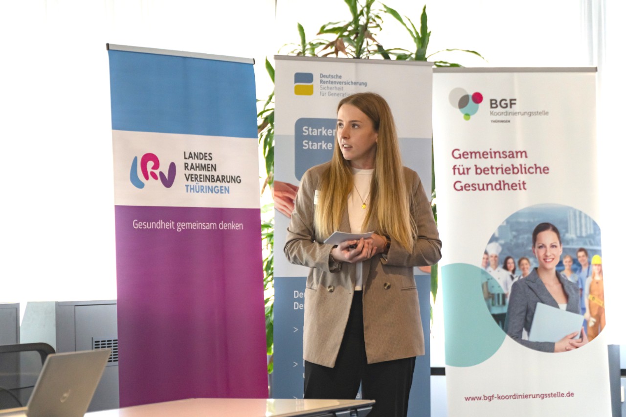 Eine Frau steht vor einem Fenster